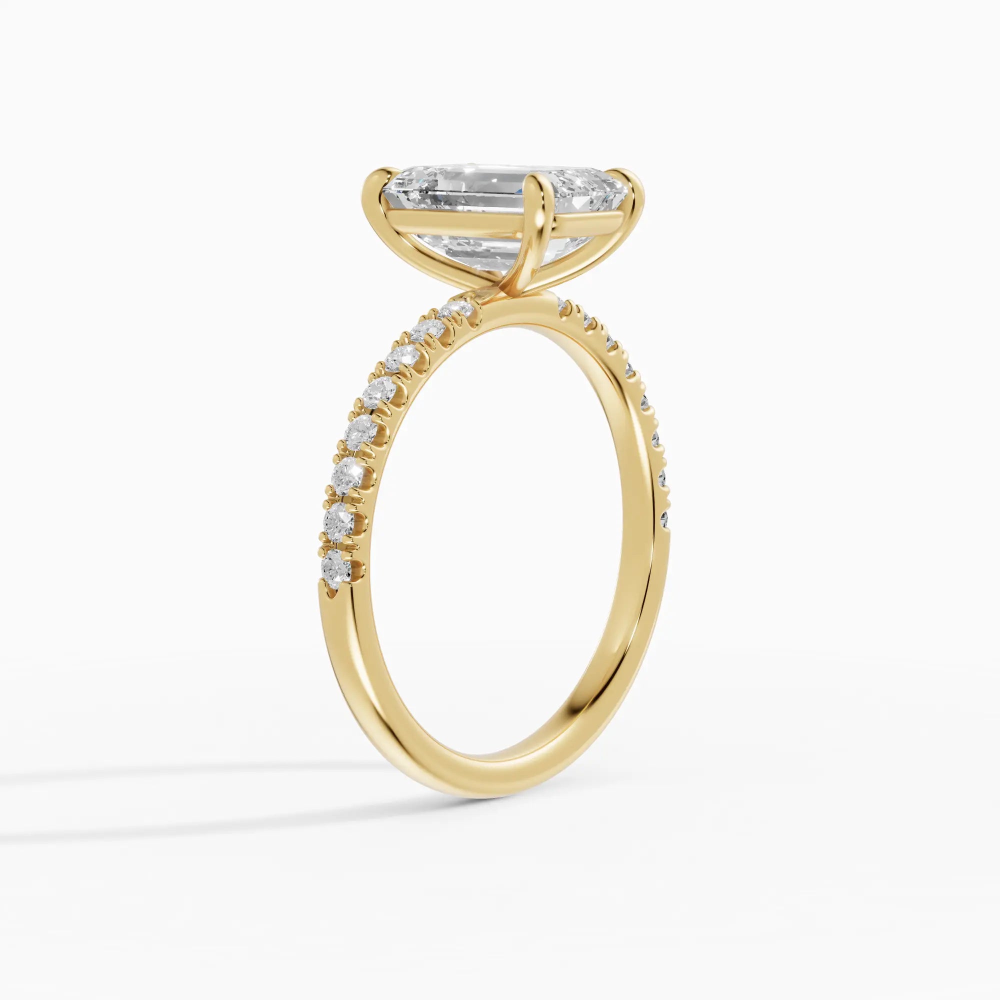Anillo solitario corte esmeralda medio pavé | Divine